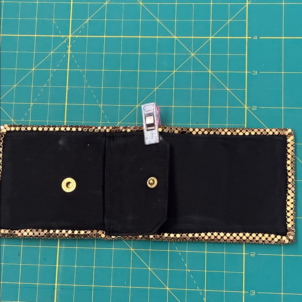 Gold mesh wallet - Picture 3 of 5